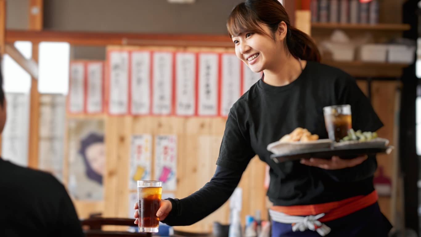 飲食店で働く人のイメージ画像